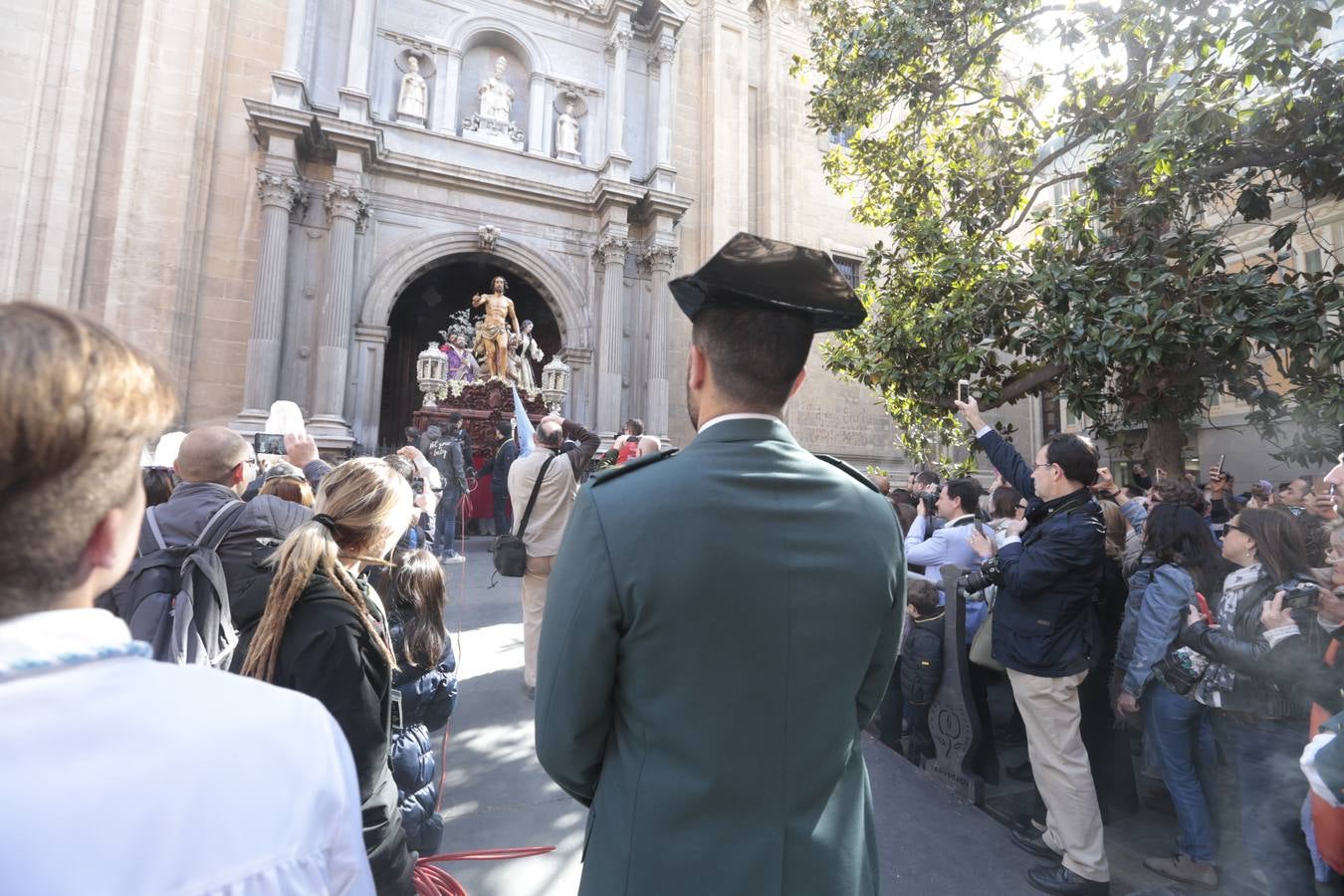 La cofradía del Resucitado de Regina Mundi pone hoy en la calle el gran estreno de esta Semana Santa. Se trata de las nuevas imágenes secundarias del paso: la Magdalena, San Juan y San Pedro. Las mismas ha sido realizadas por Israel Cornejo y vestidas por Benjamín Rodríguez. Hoy, por vez primera, salen a la calle.