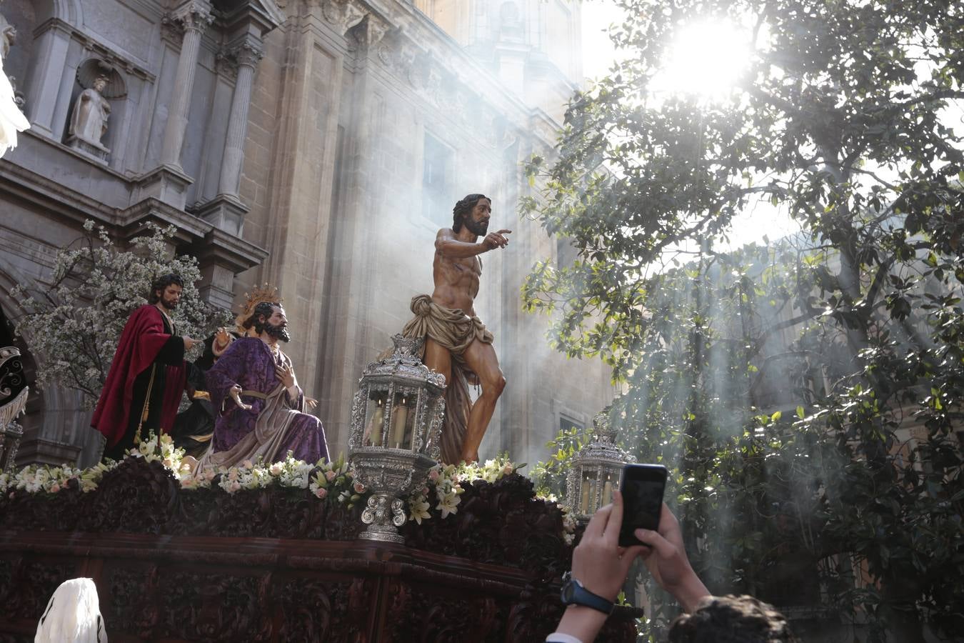 La cofradía del Resucitado de Regina Mundi pone hoy en la calle el gran estreno de esta Semana Santa. Se trata de las nuevas imágenes secundarias del paso: la Magdalena, San Juan y San Pedro. Las mismas ha sido realizadas por Israel Cornejo y vestidas por Benjamín Rodríguez. Hoy, por vez primera, salen a la calle.