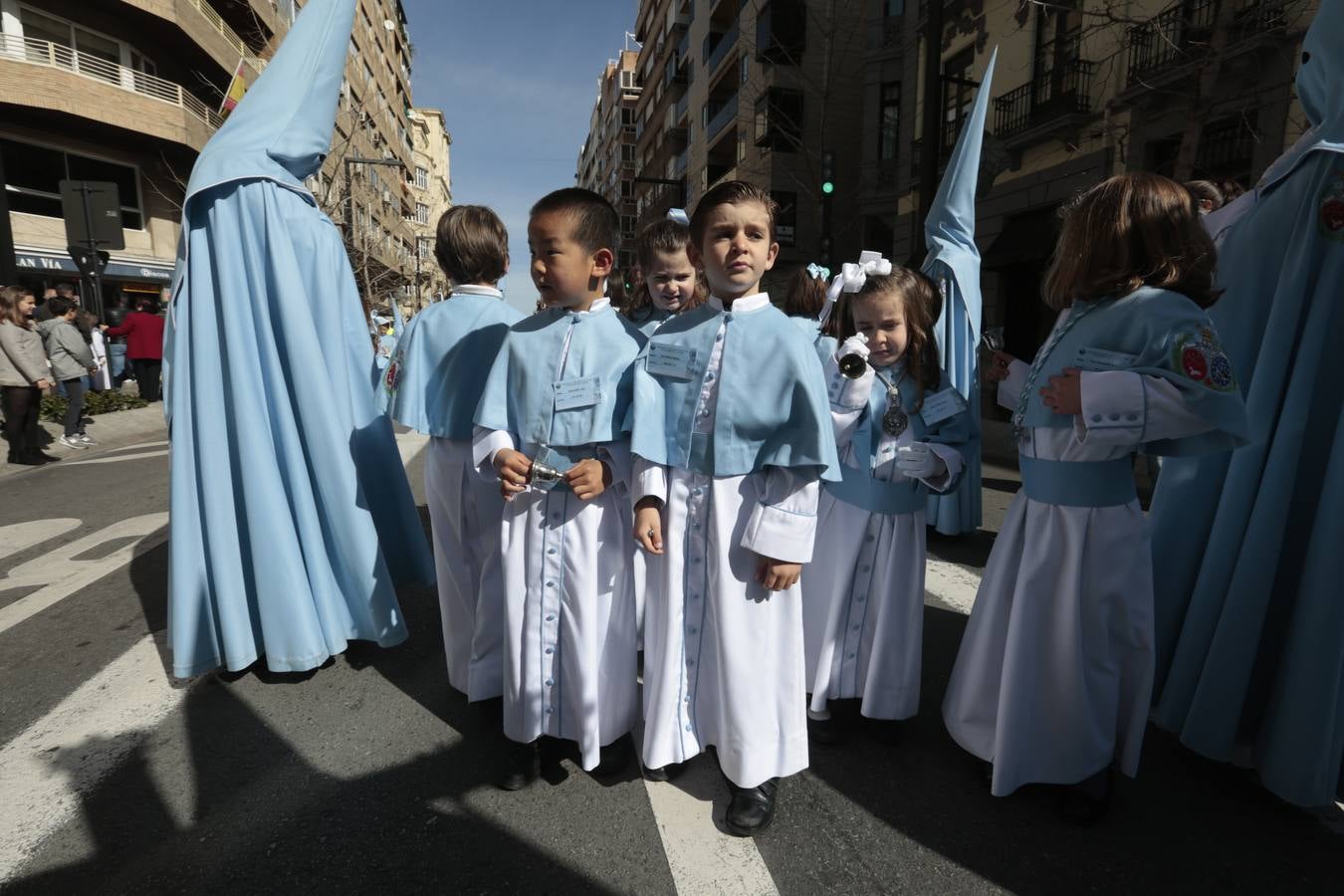 La cofradía del Resucitado de Regina Mundi pone hoy en la calle el gran estreno de esta Semana Santa. Se trata de las nuevas imágenes secundarias del paso: la Magdalena, San Juan y San Pedro. Las mismas ha sido realizadas por Israel Cornejo y vestidas por Benjamín Rodríguez. Hoy, por vez primera, salen a la calle.