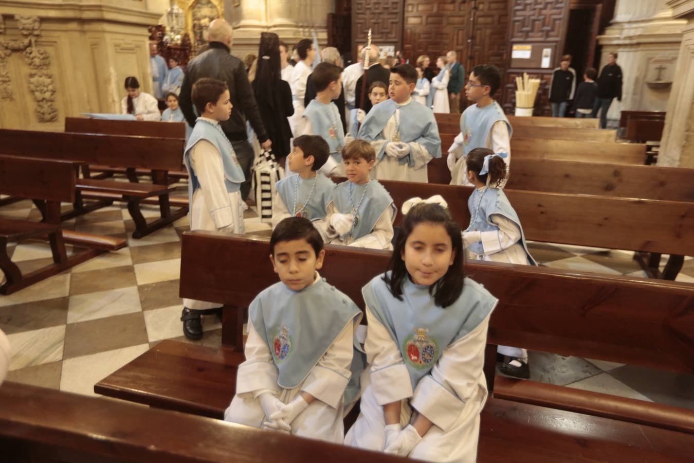 La cofradía del Resucitado de Regina Mundi pone hoy en la calle el gran estreno de esta Semana Santa. Se trata de las nuevas imágenes secundarias del paso: la Magdalena, San Juan y San Pedro. Las mismas ha sido realizadas por Israel Cornejo y vestidas por Benjamín Rodríguez. Hoy, por vez primera, salen a la calle.