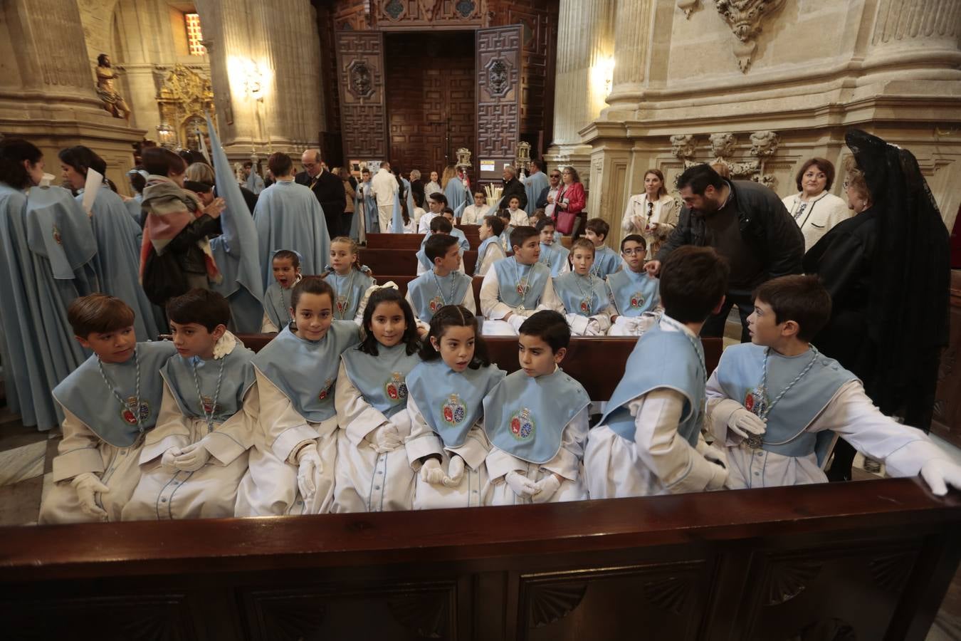 La cofradía del Resucitado de Regina Mundi pone hoy en la calle el gran estreno de esta Semana Santa. Se trata de las nuevas imágenes secundarias del paso: la Magdalena, San Juan y San Pedro. Las mismas ha sido realizadas por Israel Cornejo y vestidas por Benjamín Rodríguez. Hoy, por vez primera, salen a la calle.