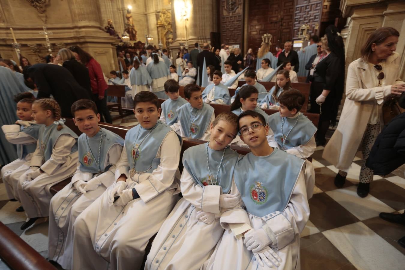 La cofradía del Resucitado de Regina Mundi pone hoy en la calle el gran estreno de esta Semana Santa. Se trata de las nuevas imágenes secundarias del paso: la Magdalena, San Juan y San Pedro. Las mismas ha sido realizadas por Israel Cornejo y vestidas por Benjamín Rodríguez. Hoy, por vez primera, salen a la calle.