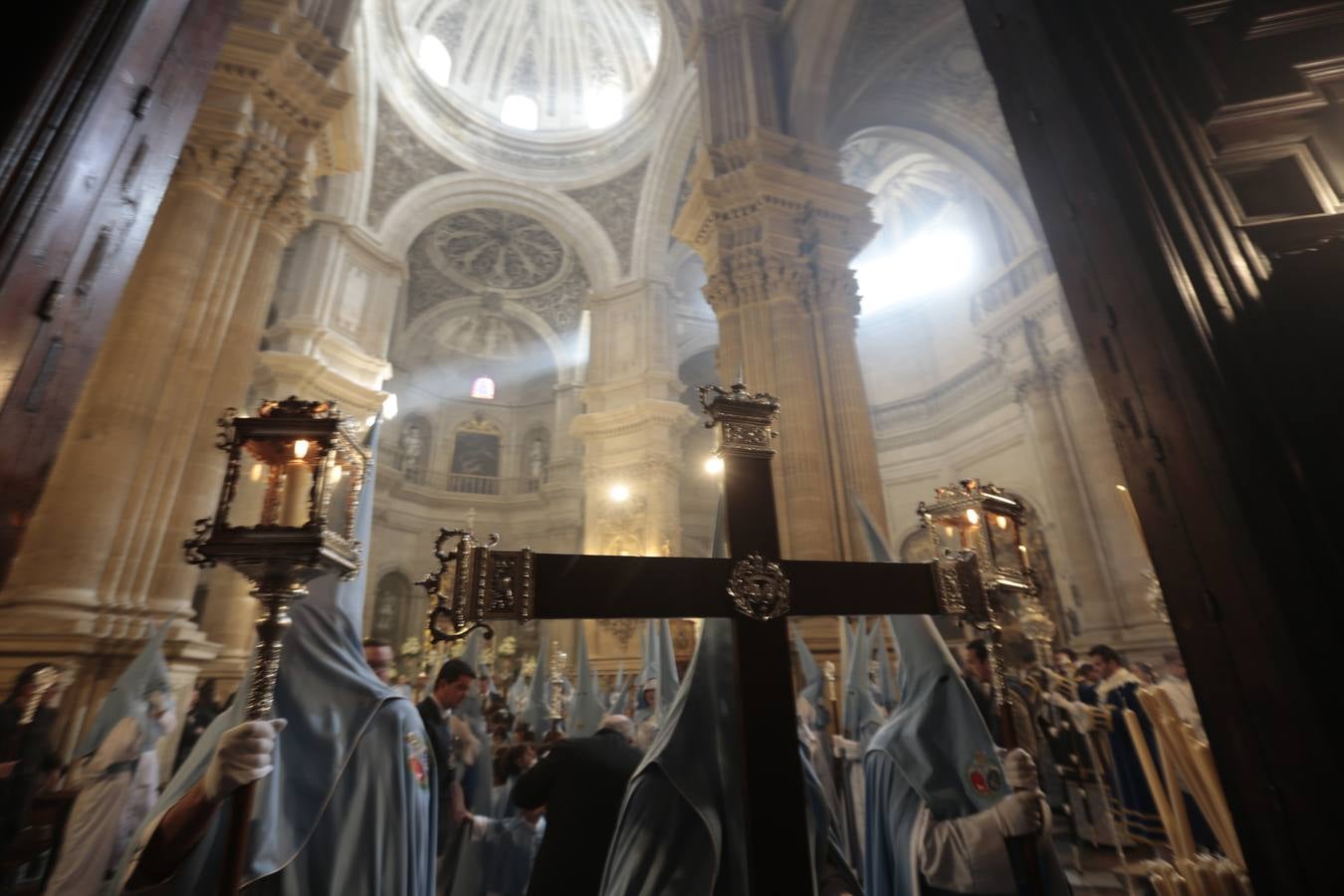 La cofradía del Resucitado de Regina Mundi pone hoy en la calle el gran estreno de esta Semana Santa. Se trata de las nuevas imágenes secundarias del paso: la Magdalena, San Juan y San Pedro. Las mismas ha sido realizadas por Israel Cornejo y vestidas por Benjamín Rodríguez. Hoy, por vez primera, salen a la calle.