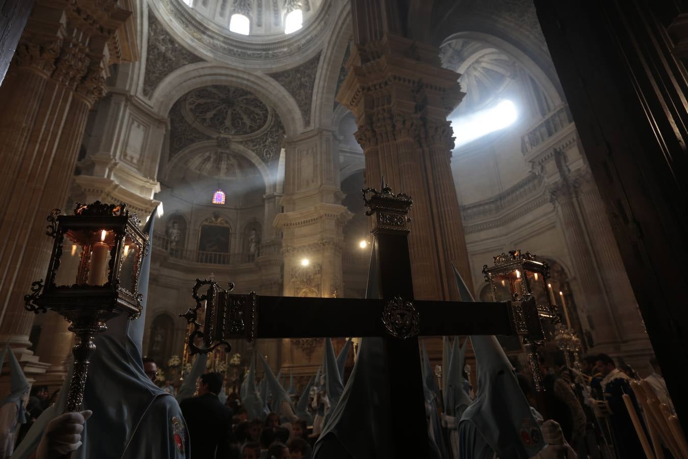 La cofradía del Resucitado de Regina Mundi pone hoy en la calle el gran estreno de esta Semana Santa. Se trata de las nuevas imágenes secundarias del paso: la Magdalena, San Juan y San Pedro. Las mismas ha sido realizadas por Israel Cornejo y vestidas por Benjamín Rodríguez. Hoy, por vez primera, salen a la calle.