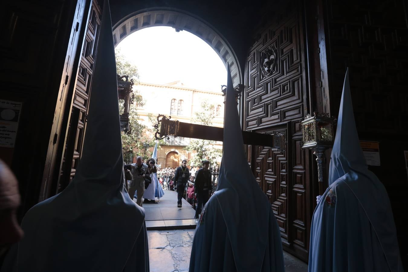 La cofradía del Resucitado de Regina Mundi pone hoy en la calle el gran estreno de esta Semana Santa. Se trata de las nuevas imágenes secundarias del paso: la Magdalena, San Juan y San Pedro. Las mismas ha sido realizadas por Israel Cornejo y vestidas por Benjamín Rodríguez. Hoy, por vez primera, salen a la calle.