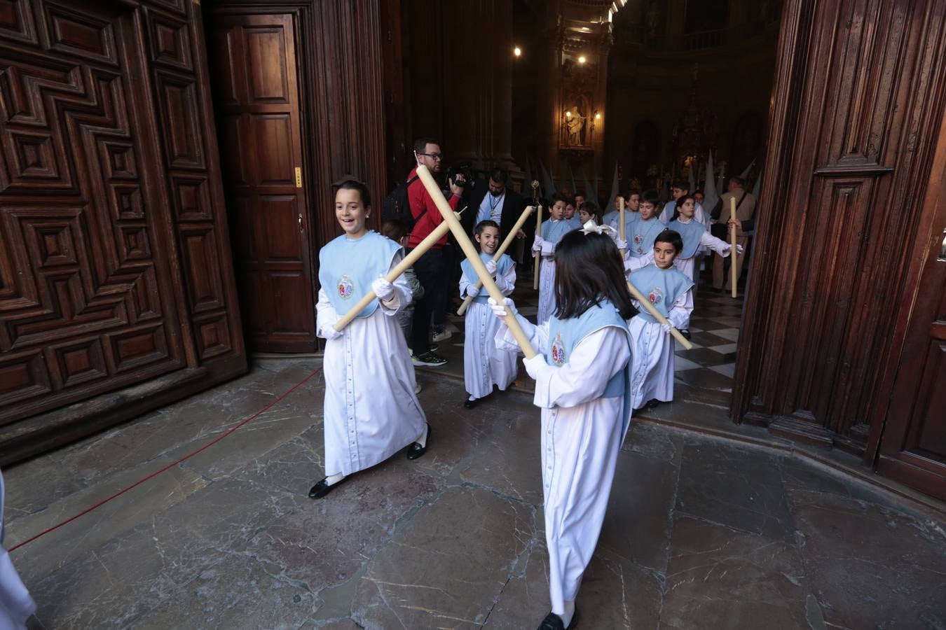 La cofradía del Resucitado de Regina Mundi pone hoy en la calle el gran estreno de esta Semana Santa. Se trata de las nuevas imágenes secundarias del paso: la Magdalena, San Juan y San Pedro. Las mismas ha sido realizadas por Israel Cornejo y vestidas por Benjamín Rodríguez. Hoy, por vez primera, salen a la calle.