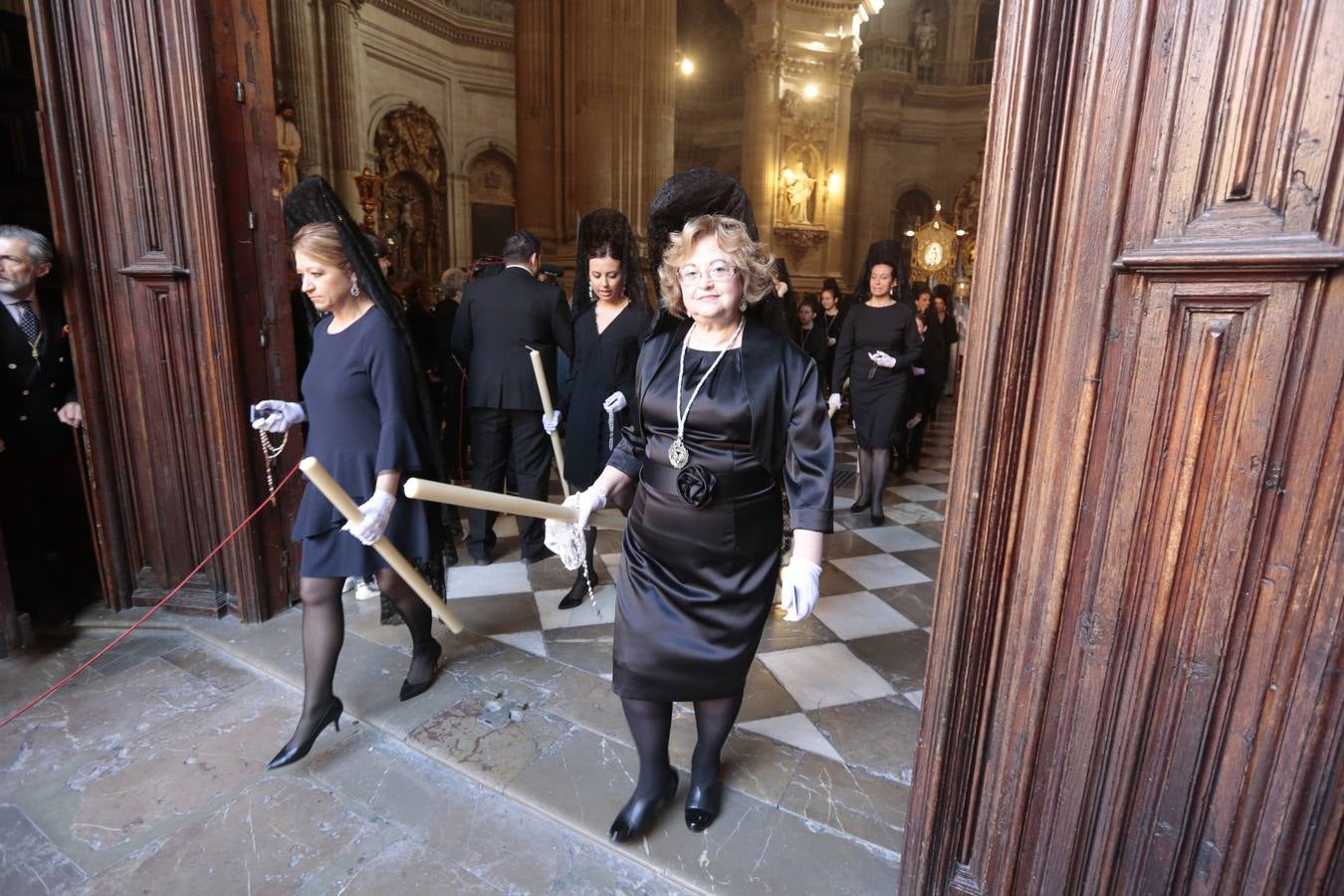 La cofradía del Resucitado de Regina Mundi pone hoy en la calle el gran estreno de esta Semana Santa. Se trata de las nuevas imágenes secundarias del paso: la Magdalena, San Juan y San Pedro. Las mismas ha sido realizadas por Israel Cornejo y vestidas por Benjamín Rodríguez. Hoy, por vez primera, salen a la calle.