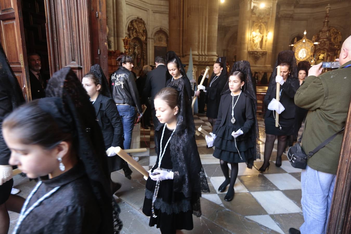 La cofradía del Resucitado de Regina Mundi pone hoy en la calle el gran estreno de esta Semana Santa. Se trata de las nuevas imágenes secundarias del paso: la Magdalena, San Juan y San Pedro. Las mismas ha sido realizadas por Israel Cornejo y vestidas por Benjamín Rodríguez. Hoy, por vez primera, salen a la calle.