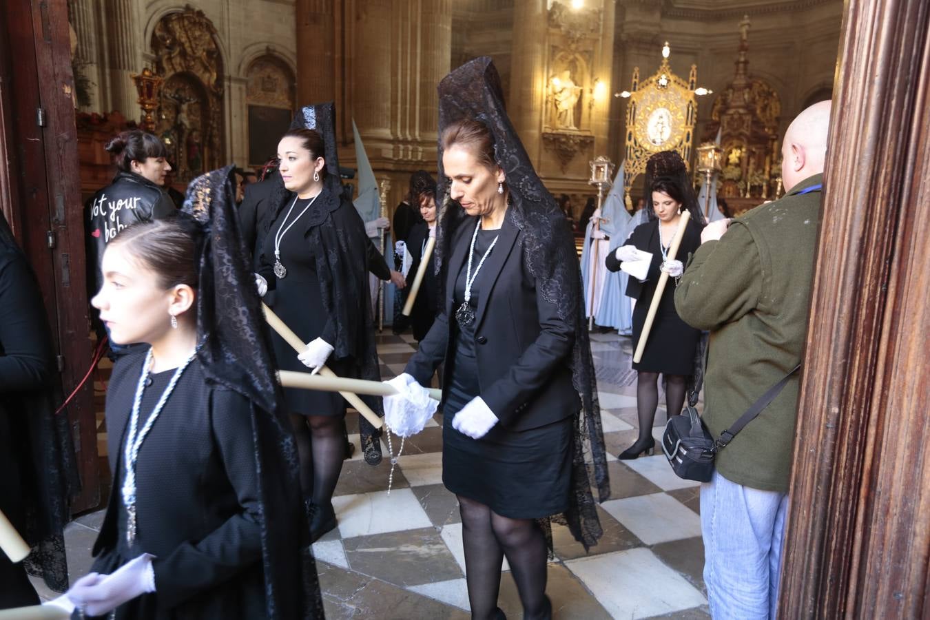 La cofradía del Resucitado de Regina Mundi pone hoy en la calle el gran estreno de esta Semana Santa. Se trata de las nuevas imágenes secundarias del paso: la Magdalena, San Juan y San Pedro. Las mismas ha sido realizadas por Israel Cornejo y vestidas por Benjamín Rodríguez. Hoy, por vez primera, salen a la calle.