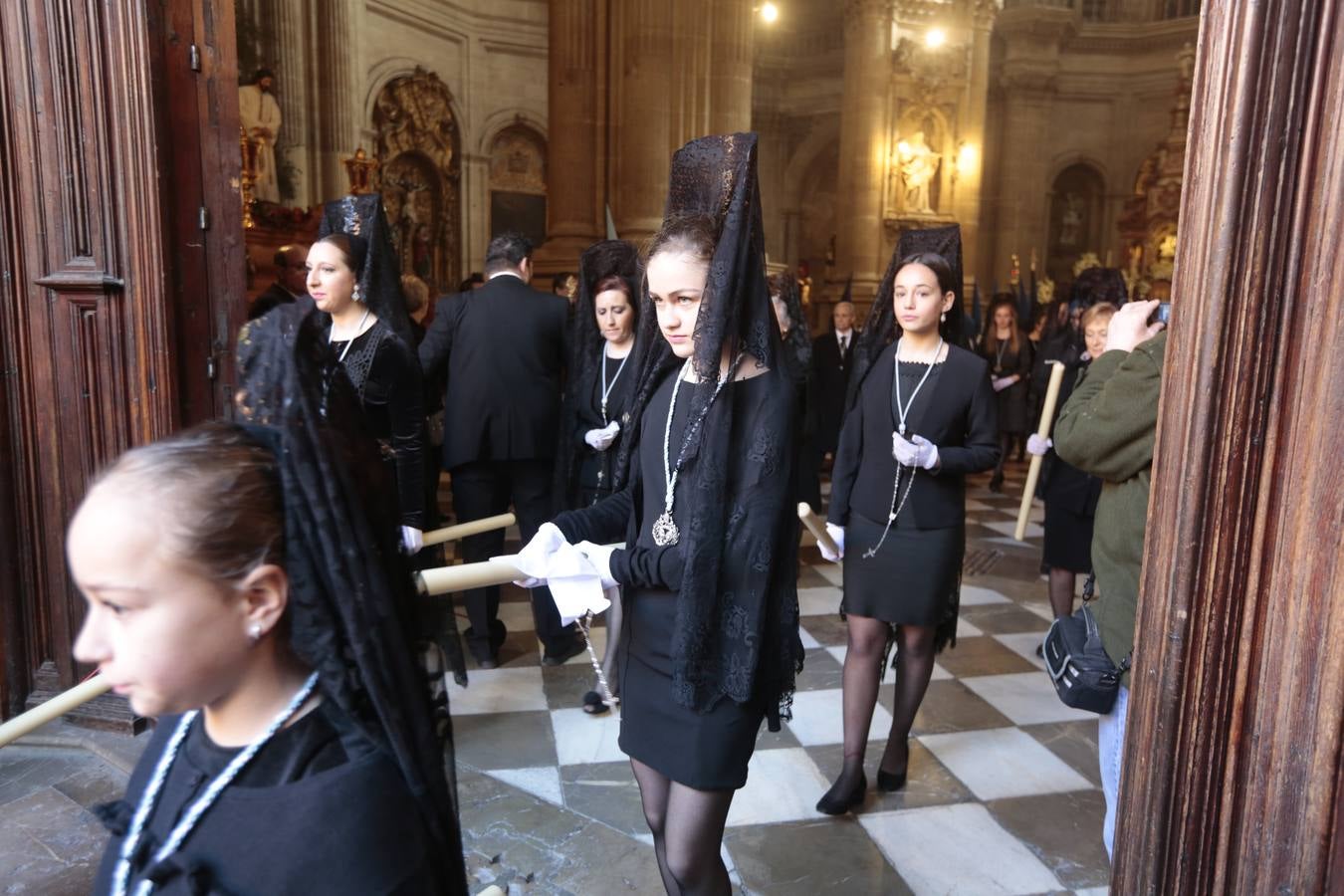 La cofradía del Resucitado de Regina Mundi pone hoy en la calle el gran estreno de esta Semana Santa. Se trata de las nuevas imágenes secundarias del paso: la Magdalena, San Juan y San Pedro. Las mismas ha sido realizadas por Israel Cornejo y vestidas por Benjamín Rodríguez. Hoy, por vez primera, salen a la calle.