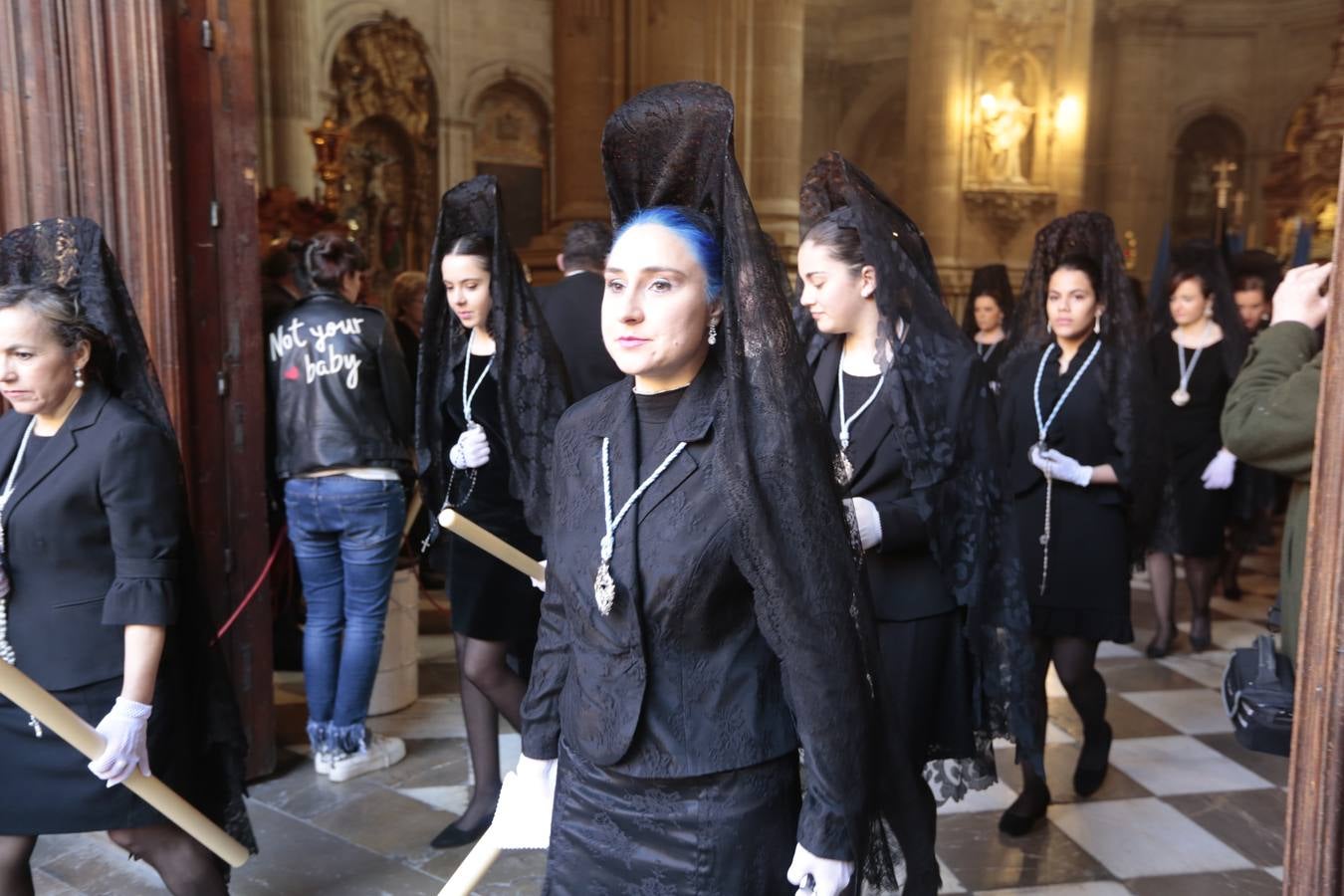 La cofradía del Resucitado de Regina Mundi pone hoy en la calle el gran estreno de esta Semana Santa. Se trata de las nuevas imágenes secundarias del paso: la Magdalena, San Juan y San Pedro. Las mismas ha sido realizadas por Israel Cornejo y vestidas por Benjamín Rodríguez. Hoy, por vez primera, salen a la calle.