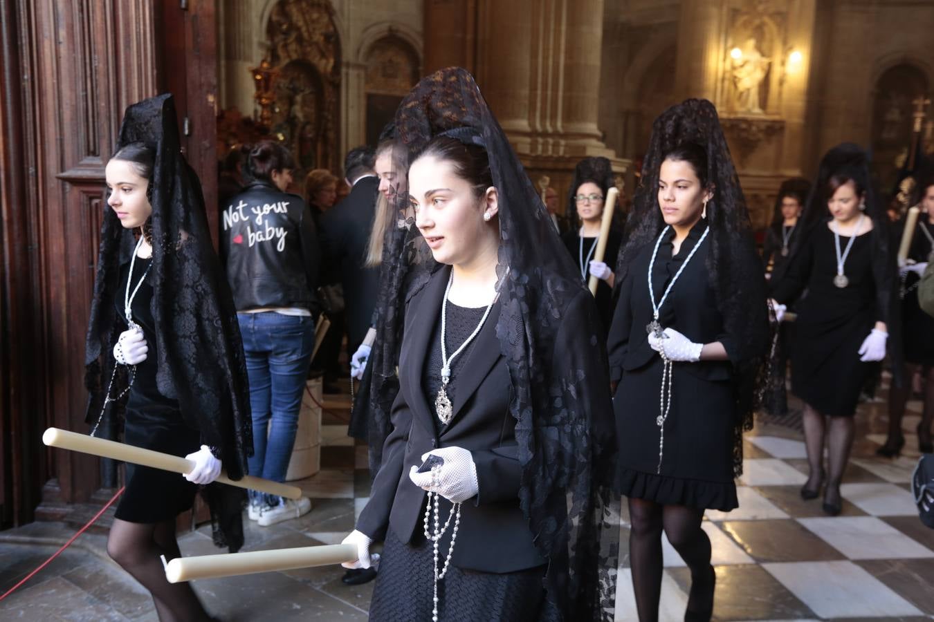 La cofradía del Resucitado de Regina Mundi pone hoy en la calle el gran estreno de esta Semana Santa. Se trata de las nuevas imágenes secundarias del paso: la Magdalena, San Juan y San Pedro. Las mismas ha sido realizadas por Israel Cornejo y vestidas por Benjamín Rodríguez. Hoy, por vez primera, salen a la calle.