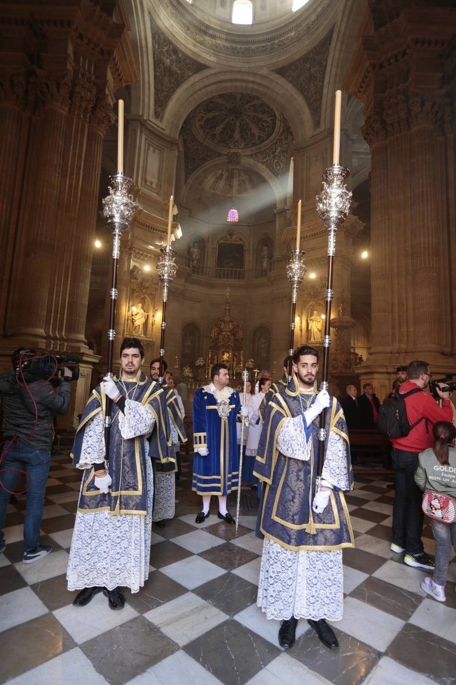 La cofradía del Resucitado de Regina Mundi pone hoy en la calle el gran estreno de esta Semana Santa. Se trata de las nuevas imágenes secundarias del paso: la Magdalena, San Juan y San Pedro. Las mismas ha sido realizadas por Israel Cornejo y vestidas por Benjamín Rodríguez. Hoy, por vez primera, salen a la calle.