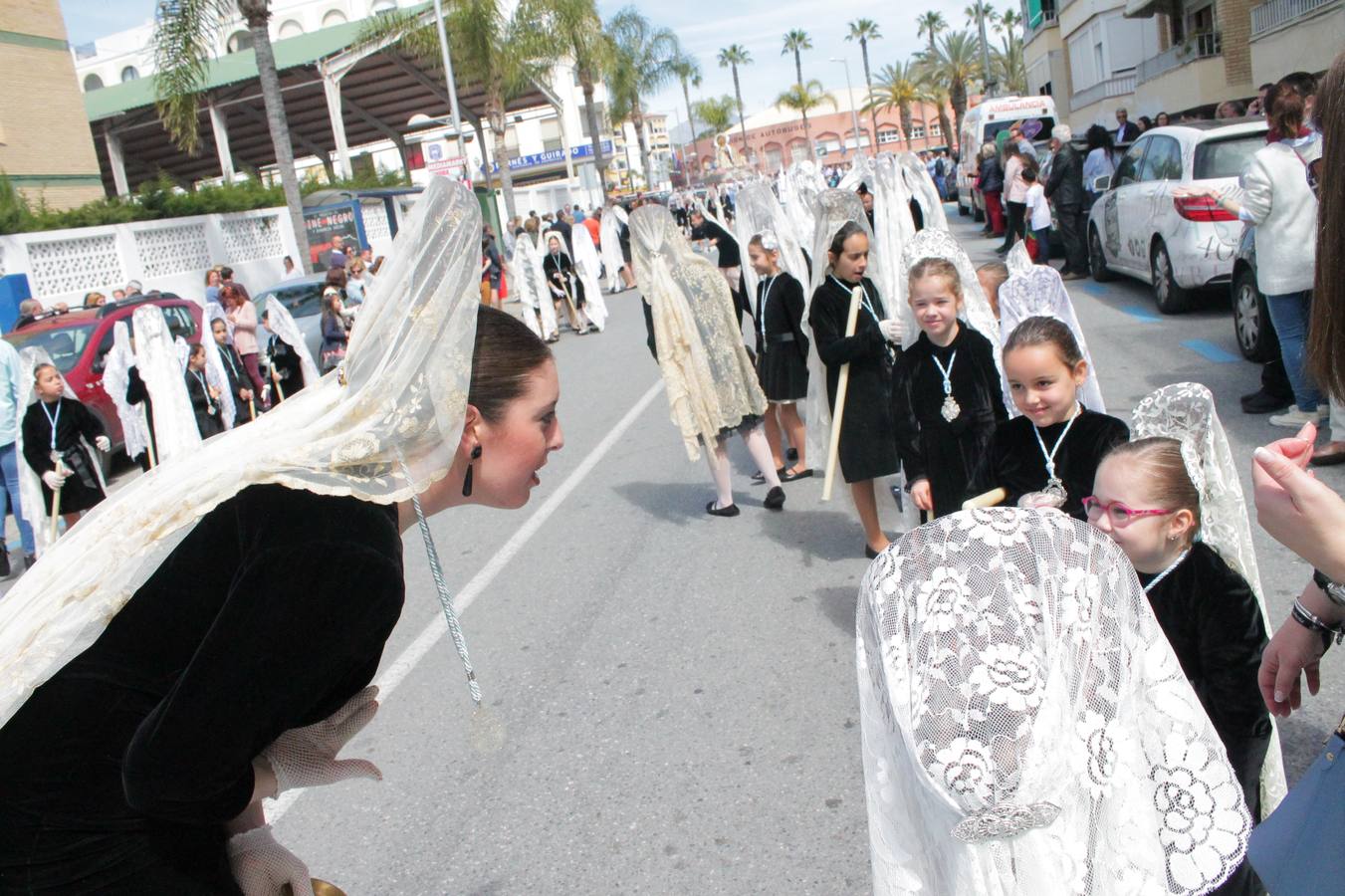 El Resucitado y la Virgen del Triunfo ya procesionan por las calles sexitanas, hasta las cinco de la tarde, hora de vuelta al templo