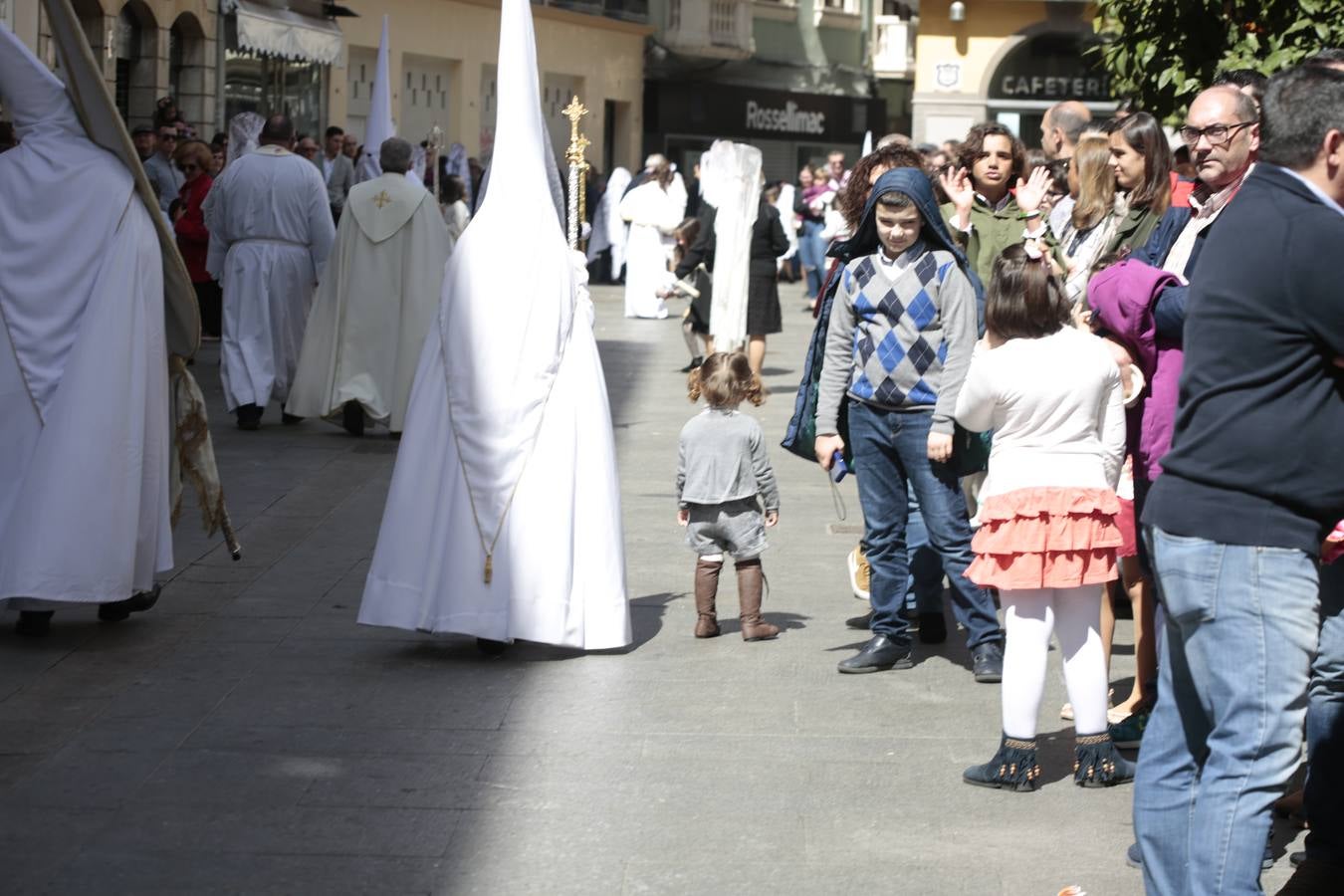 El paso de palio de Santa María del Triunfo es el último en recogerse, poniéndose con él fin a la Semana Santa de Granada cada año. Llama la atención, en el exorno floral del palio, la utilización que se hace no solo de flores, sino también de distintas frutas como manzanas, uvas, etc. Álvaro Abril es su creador.