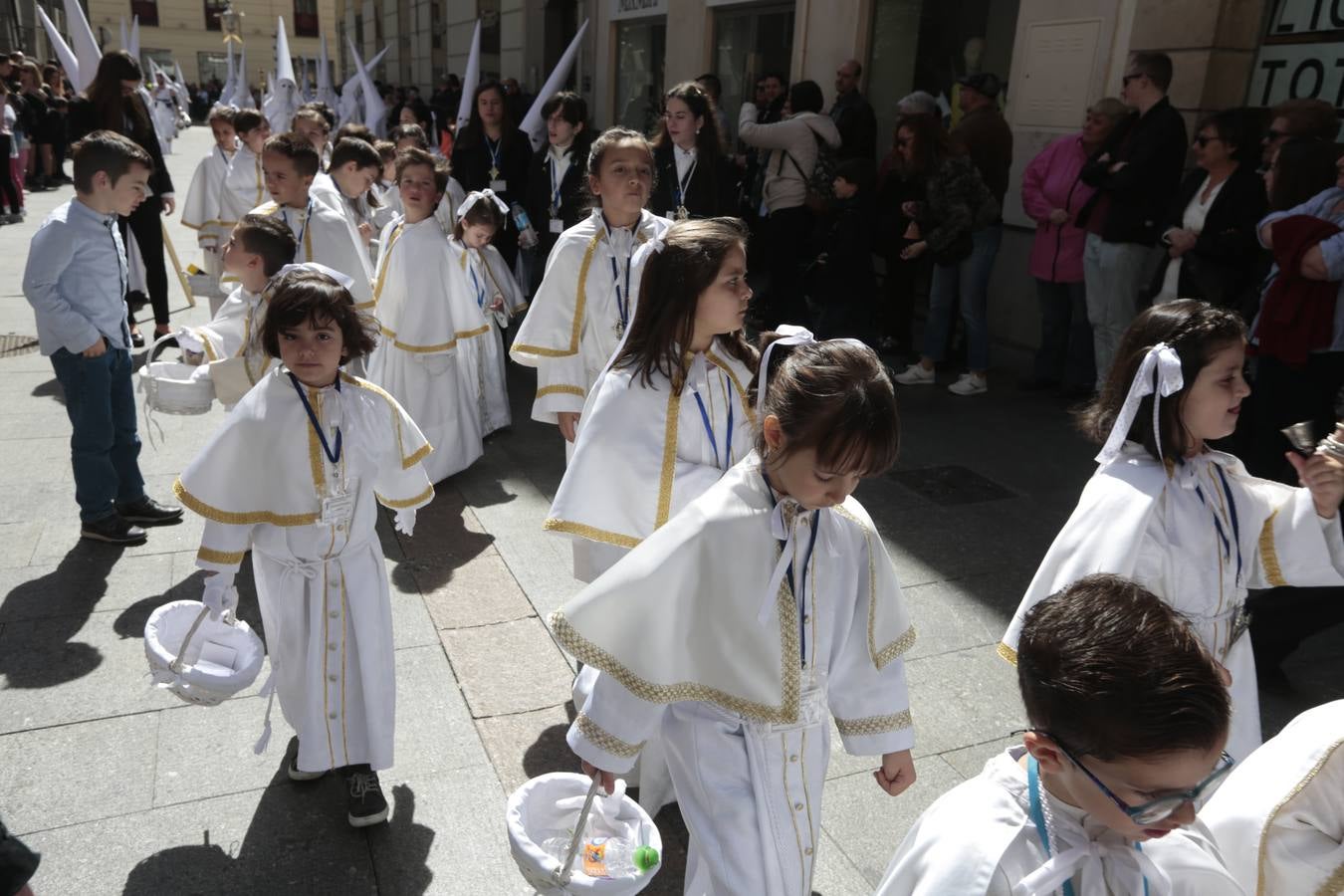 El paso de palio de Santa María del Triunfo es el último en recogerse, poniéndose con él fin a la Semana Santa de Granada cada año. Llama la atención, en el exorno floral del palio, la utilización que se hace no solo de flores, sino también de distintas frutas como manzanas, uvas, etc. Álvaro Abril es su creador.