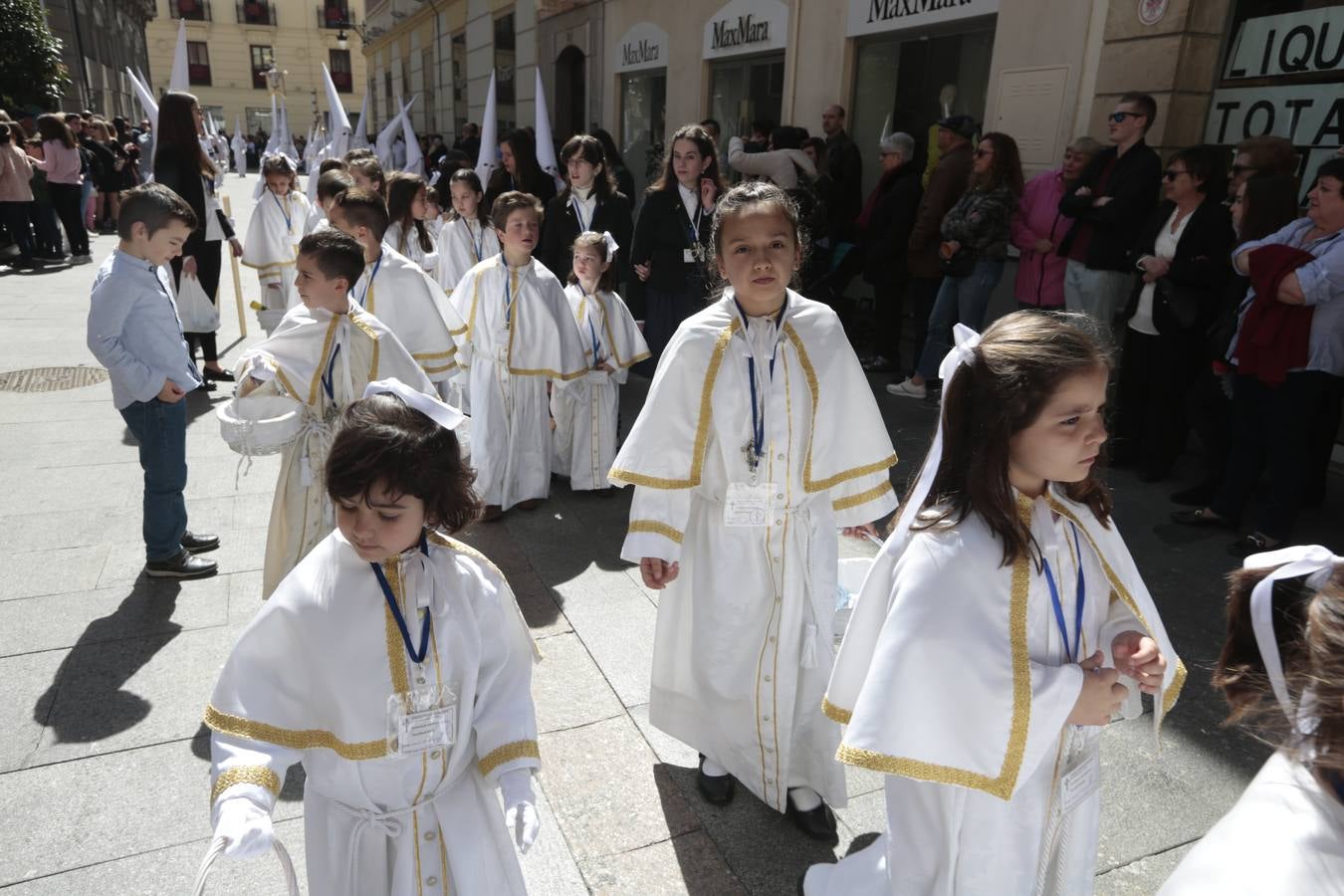 El paso de palio de Santa María del Triunfo es el último en recogerse, poniéndose con él fin a la Semana Santa de Granada cada año. Llama la atención, en el exorno floral del palio, la utilización que se hace no solo de flores, sino también de distintas frutas como manzanas, uvas, etc. Álvaro Abril es su creador.