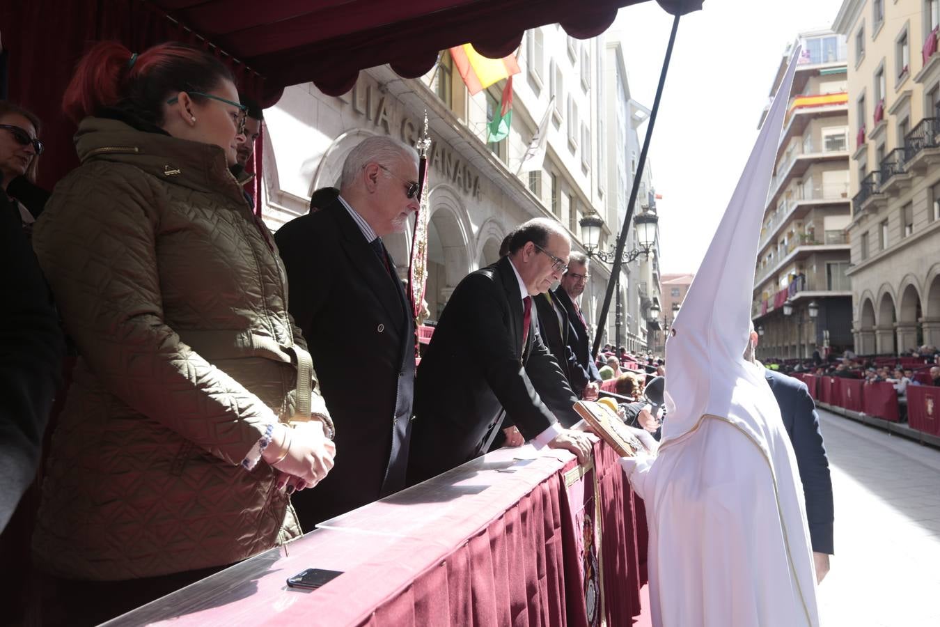 El paso de palio de Santa María del Triunfo es el último en recogerse, poniéndose con él fin a la Semana Santa de Granada cada año. Llama la atención, en el exorno floral del palio, la utilización que se hace no solo de flores, sino también de distintas frutas como manzanas, uvas, etc. Álvaro Abril es su creador.