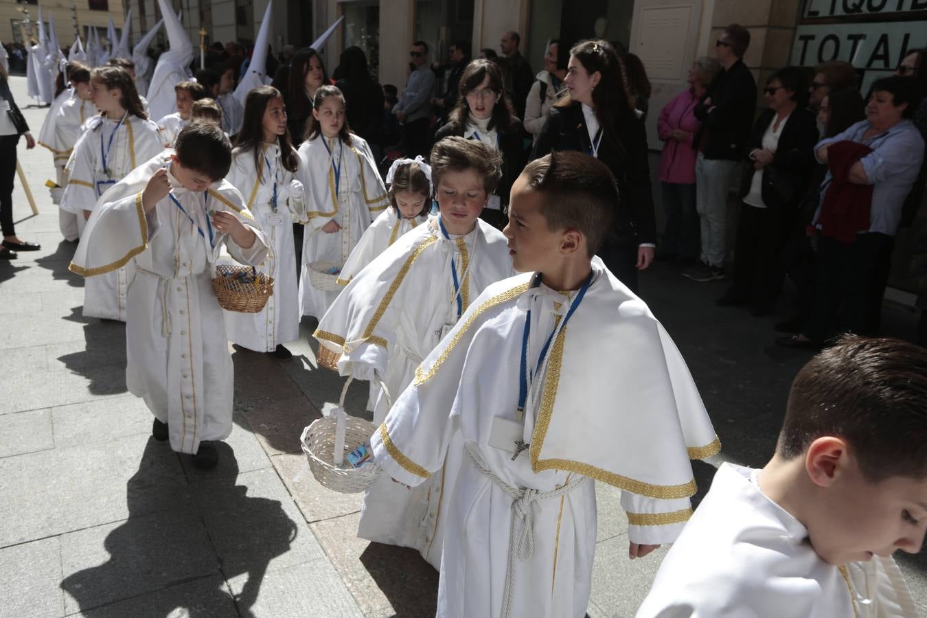 El paso de palio de Santa María del Triunfo es el último en recogerse, poniéndose con él fin a la Semana Santa de Granada cada año. Llama la atención, en el exorno floral del palio, la utilización que se hace no solo de flores, sino también de distintas frutas como manzanas, uvas, etc. Álvaro Abril es su creador.