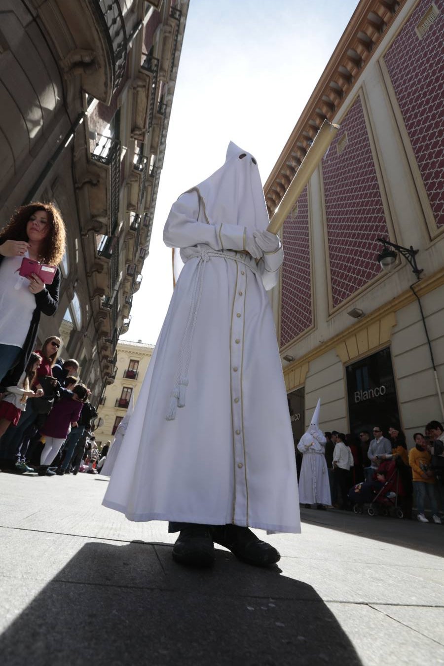 El paso de palio de Santa María del Triunfo es el último en recogerse, poniéndose con él fin a la Semana Santa de Granada cada año. Llama la atención, en el exorno floral del palio, la utilización que se hace no solo de flores, sino también de distintas frutas como manzanas, uvas, etc. Álvaro Abril es su creador.