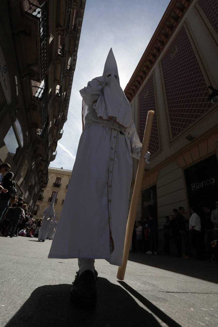 El paso de palio de Santa María del Triunfo es el último en recogerse, poniéndose con él fin a la Semana Santa de Granada cada año. Llama la atención, en el exorno floral del palio, la utilización que se hace no solo de flores, sino también de distintas frutas como manzanas, uvas, etc. Álvaro Abril es su creador.