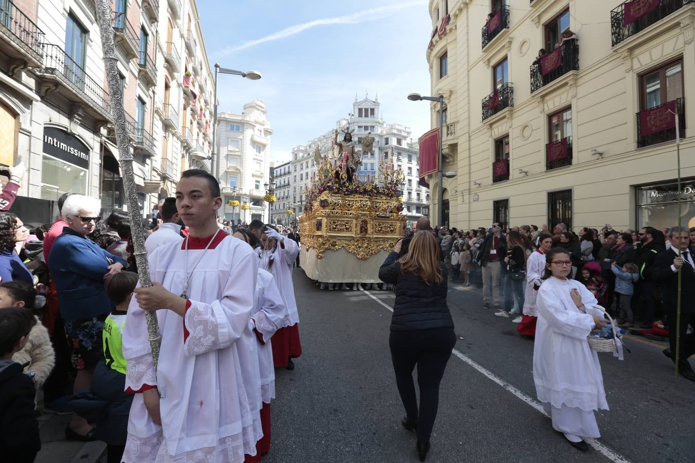 El paso de palio de Santa María del Triunfo es el último en recogerse, poniéndose con él fin a la Semana Santa de Granada cada año. Llama la atención, en el exorno floral del palio, la utilización que se hace no solo de flores, sino también de distintas frutas como manzanas, uvas, etc. Álvaro Abril es su creador.