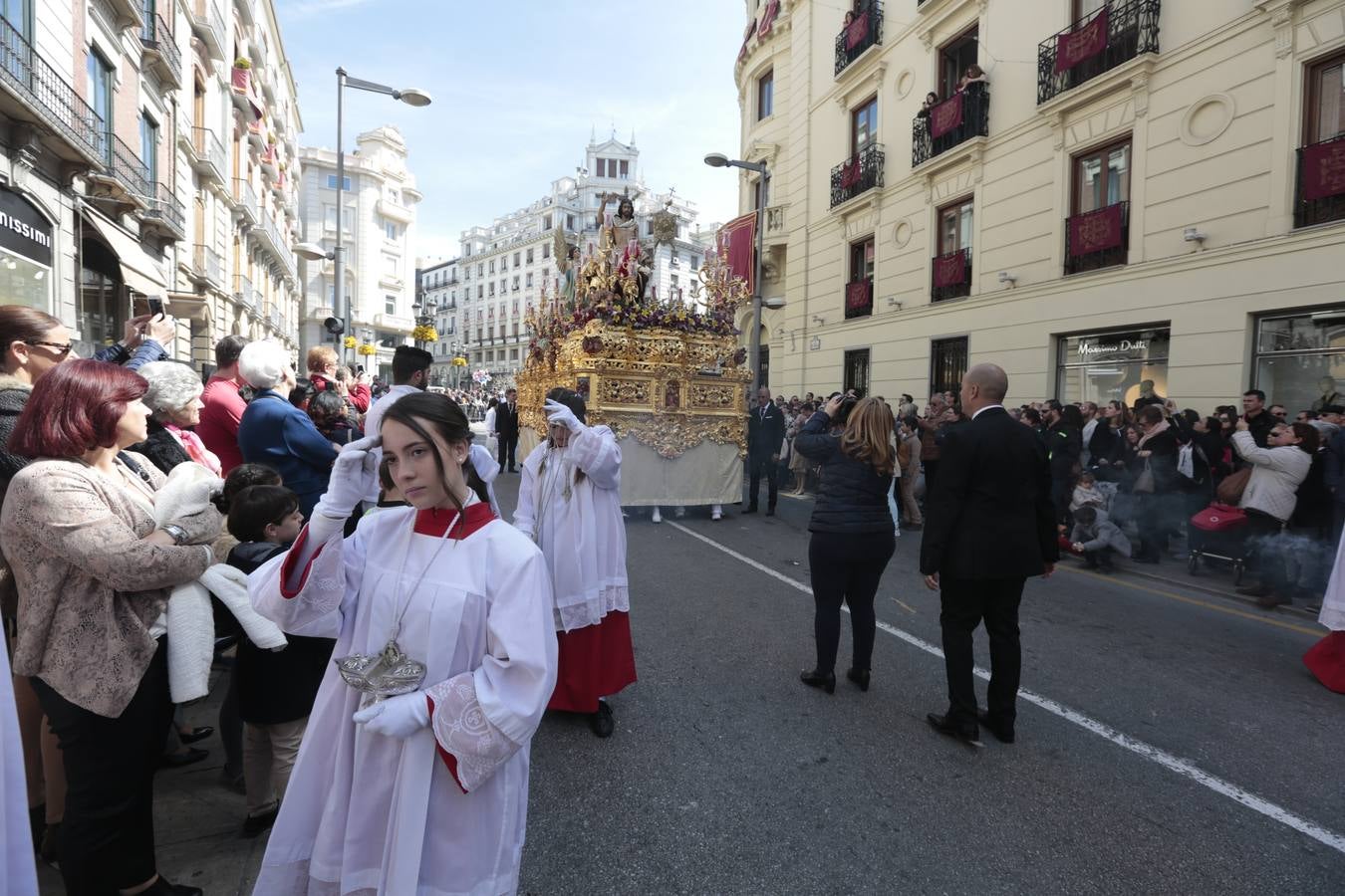 El paso de palio de Santa María del Triunfo es el último en recogerse, poniéndose con él fin a la Semana Santa de Granada cada año. Llama la atención, en el exorno floral del palio, la utilización que se hace no solo de flores, sino también de distintas frutas como manzanas, uvas, etc. Álvaro Abril es su creador.