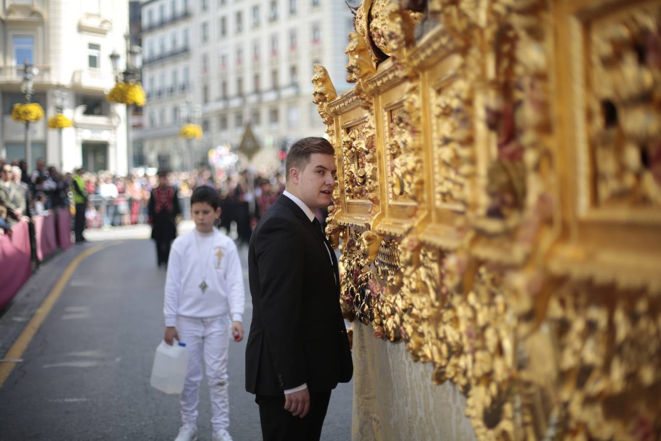 El paso de palio de Santa María del Triunfo es el último en recogerse, poniéndose con él fin a la Semana Santa de Granada cada año. Llama la atención, en el exorno floral del palio, la utilización que se hace no solo de flores, sino también de distintas frutas como manzanas, uvas, etc. Álvaro Abril es su creador.