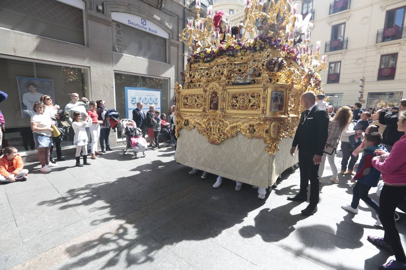 El paso de palio de Santa María del Triunfo es el último en recogerse, poniéndose con él fin a la Semana Santa de Granada cada año. Llama la atención, en el exorno floral del palio, la utilización que se hace no solo de flores, sino también de distintas frutas como manzanas, uvas, etc. Álvaro Abril es su creador.