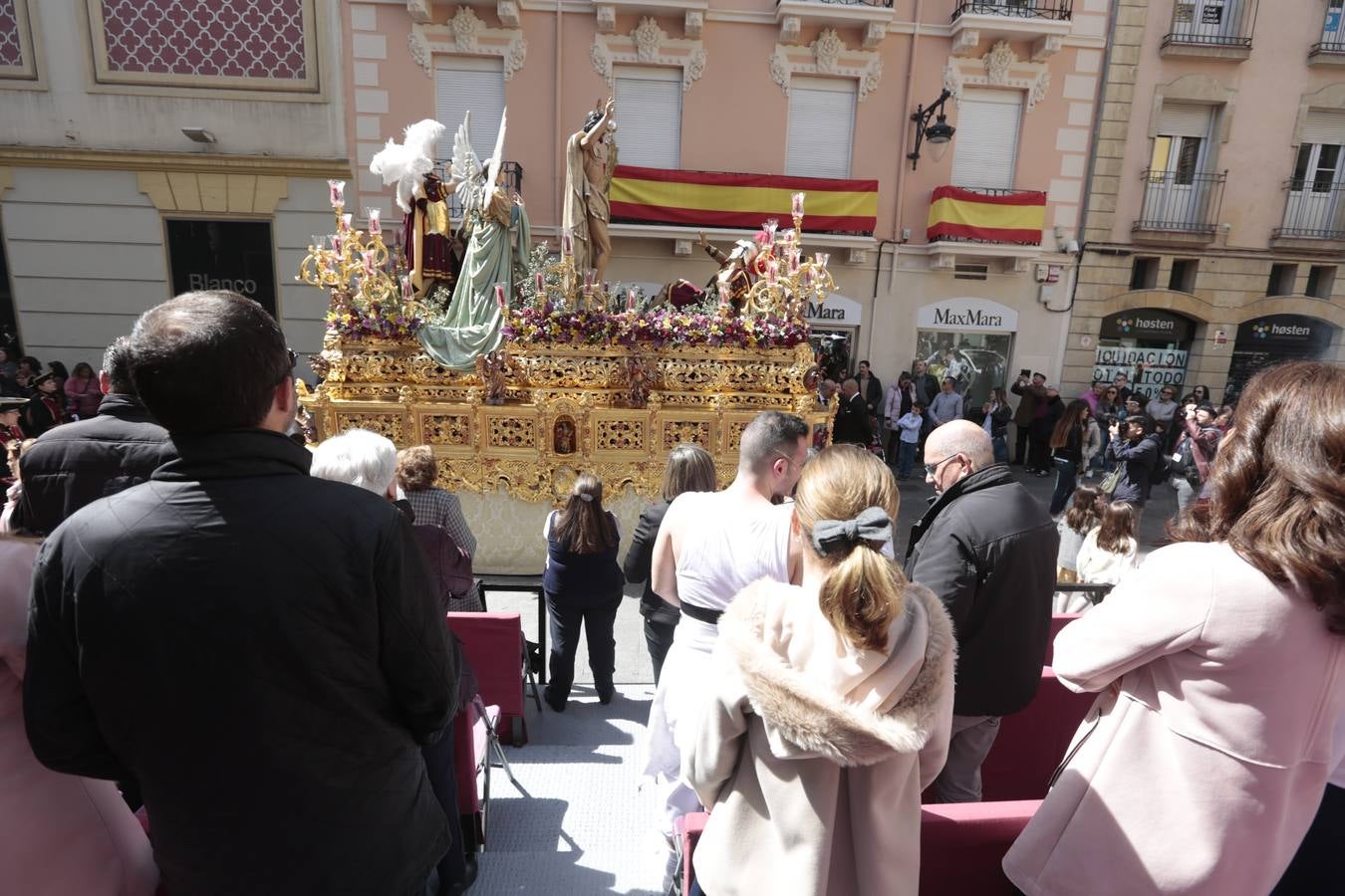 El paso de palio de Santa María del Triunfo es el último en recogerse, poniéndose con él fin a la Semana Santa de Granada cada año. Llama la atención, en el exorno floral del palio, la utilización que se hace no solo de flores, sino también de distintas frutas como manzanas, uvas, etc. Álvaro Abril es su creador.