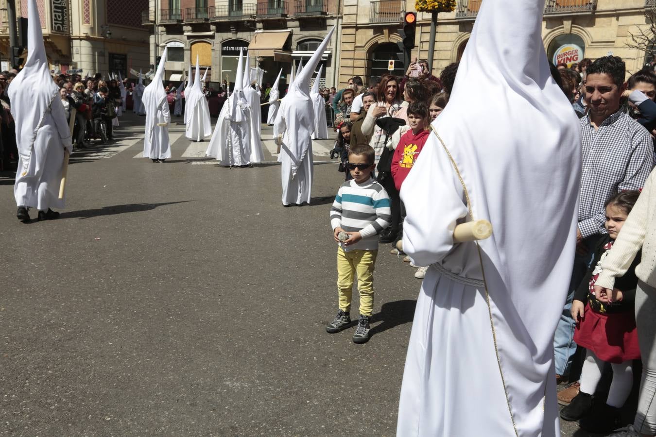 El paso de palio de Santa María del Triunfo es el último en recogerse, poniéndose con él fin a la Semana Santa de Granada cada año. Llama la atención, en el exorno floral del palio, la utilización que se hace no solo de flores, sino también de distintas frutas como manzanas, uvas, etc. Álvaro Abril es su creador.