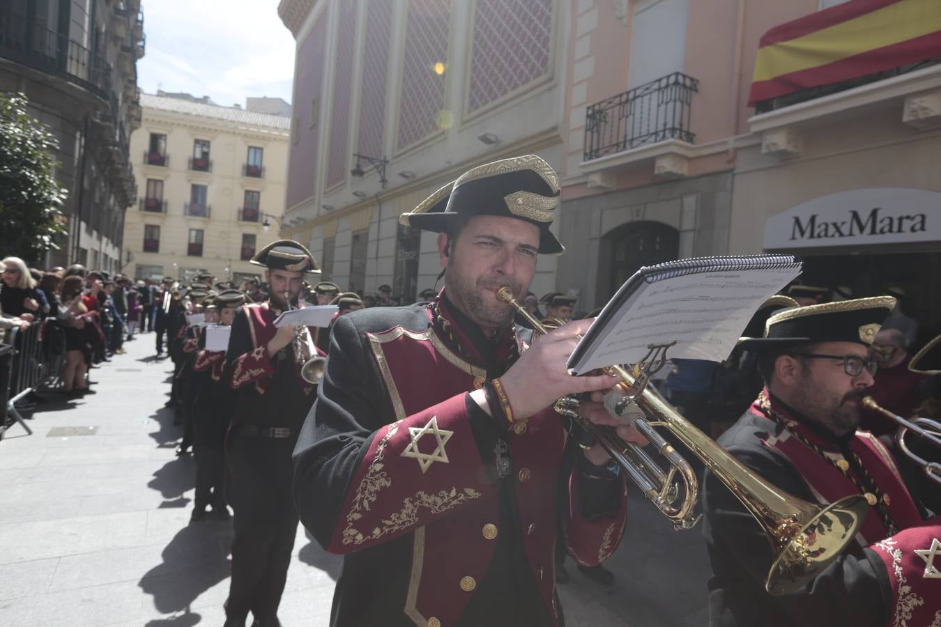 El paso de palio de Santa María del Triunfo es el último en recogerse, poniéndose con él fin a la Semana Santa de Granada cada año. Llama la atención, en el exorno floral del palio, la utilización que se hace no solo de flores, sino también de distintas frutas como manzanas, uvas, etc. Álvaro Abril es su creador.