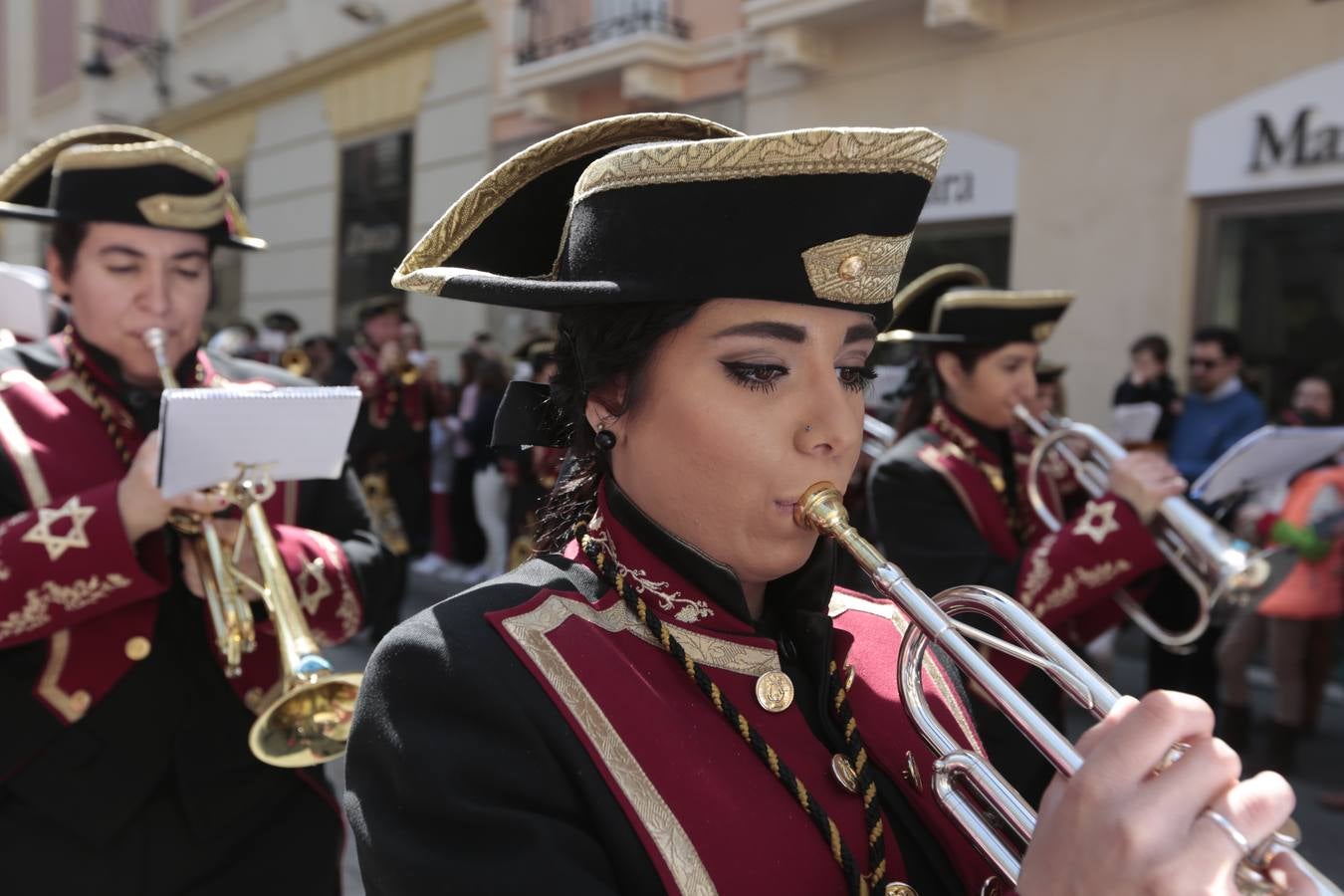 El paso de palio de Santa María del Triunfo es el último en recogerse, poniéndose con él fin a la Semana Santa de Granada cada año. Llama la atención, en el exorno floral del palio, la utilización que se hace no solo de flores, sino también de distintas frutas como manzanas, uvas, etc. Álvaro Abril es su creador.