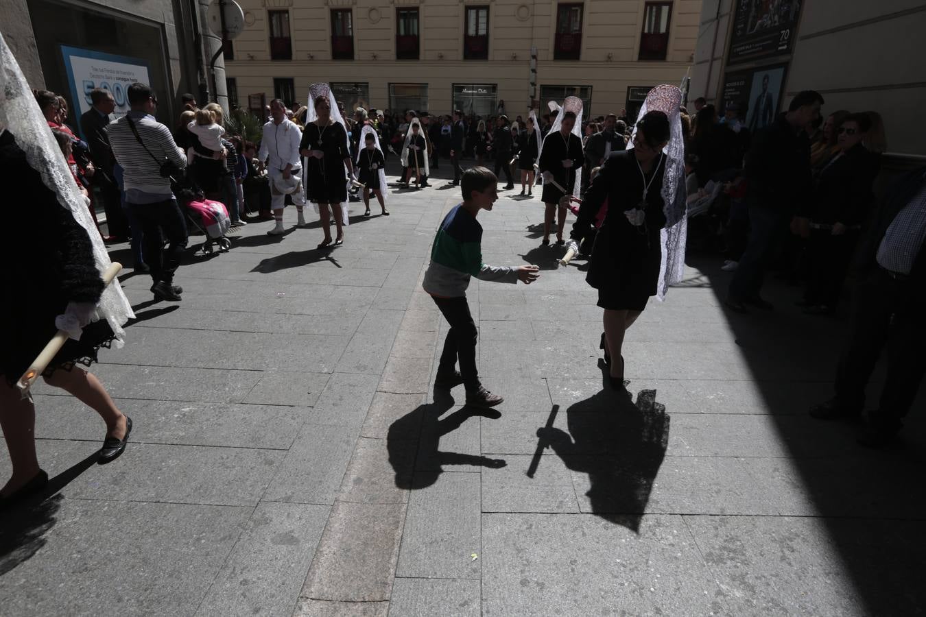 El paso de palio de Santa María del Triunfo es el último en recogerse, poniéndose con él fin a la Semana Santa de Granada cada año. Llama la atención, en el exorno floral del palio, la utilización que se hace no solo de flores, sino también de distintas frutas como manzanas, uvas, etc. Álvaro Abril es su creador.