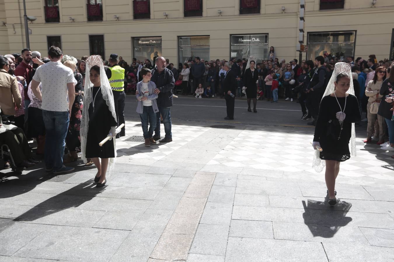 El paso de palio de Santa María del Triunfo es el último en recogerse, poniéndose con él fin a la Semana Santa de Granada cada año. Llama la atención, en el exorno floral del palio, la utilización que se hace no solo de flores, sino también de distintas frutas como manzanas, uvas, etc. Álvaro Abril es su creador.