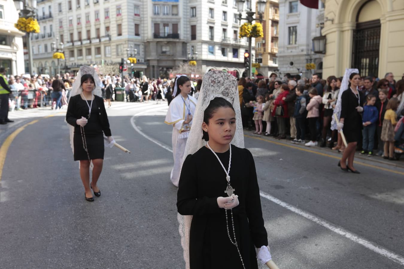 El paso de palio de Santa María del Triunfo es el último en recogerse, poniéndose con él fin a la Semana Santa de Granada cada año. Llama la atención, en el exorno floral del palio, la utilización que se hace no solo de flores, sino también de distintas frutas como manzanas, uvas, etc. Álvaro Abril es su creador.