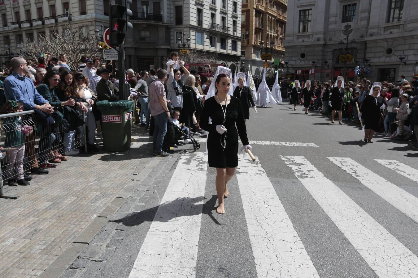 El paso de palio de Santa María del Triunfo es el último en recogerse, poniéndose con él fin a la Semana Santa de Granada cada año. Llama la atención, en el exorno floral del palio, la utilización que se hace no solo de flores, sino también de distintas frutas como manzanas, uvas, etc. Álvaro Abril es su creador.