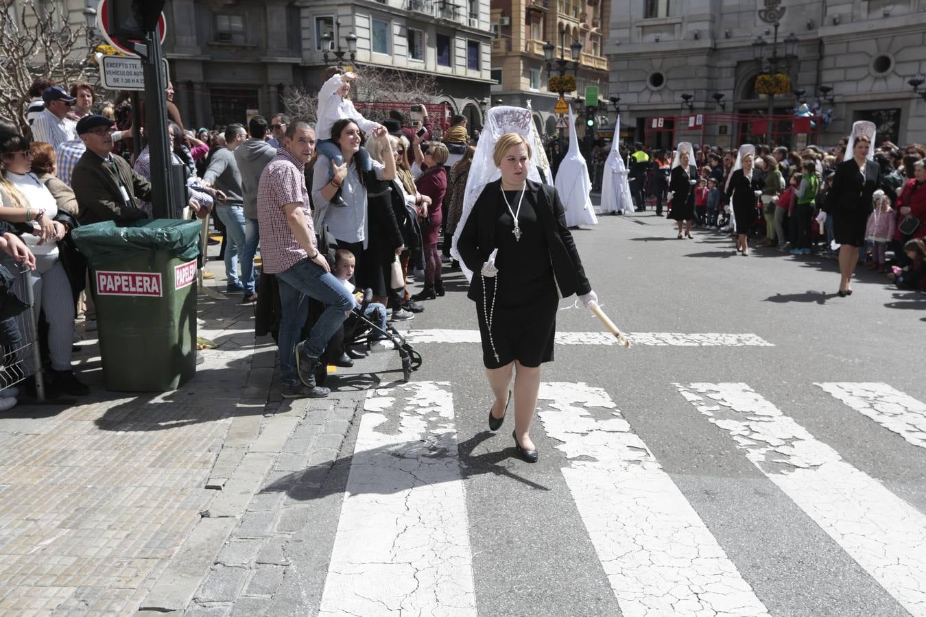 El paso de palio de Santa María del Triunfo es el último en recogerse, poniéndose con él fin a la Semana Santa de Granada cada año. Llama la atención, en el exorno floral del palio, la utilización que se hace no solo de flores, sino también de distintas frutas como manzanas, uvas, etc. Álvaro Abril es su creador.