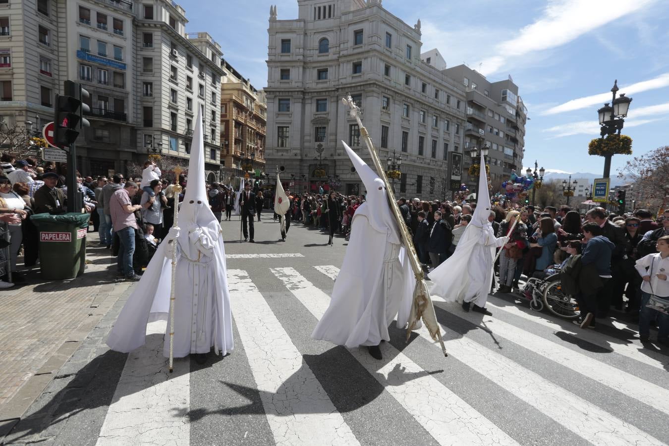 El paso de palio de Santa María del Triunfo es el último en recogerse, poniéndose con él fin a la Semana Santa de Granada cada año. Llama la atención, en el exorno floral del palio, la utilización que se hace no solo de flores, sino también de distintas frutas como manzanas, uvas, etc. Álvaro Abril es su creador.