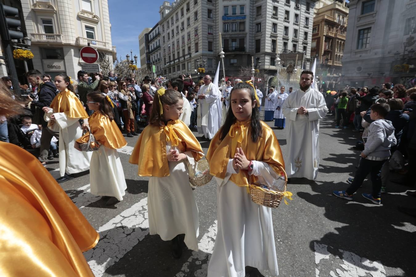 El paso de palio de Santa María del Triunfo es el último en recogerse, poniéndose con él fin a la Semana Santa de Granada cada año. Llama la atención, en el exorno floral del palio, la utilización que se hace no solo de flores, sino también de distintas frutas como manzanas, uvas, etc. Álvaro Abril es su creador.