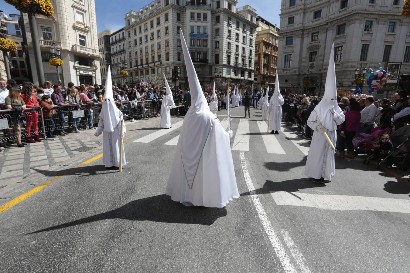 El paso de palio de Santa María del Triunfo es el último en recogerse, poniéndose con él fin a la Semana Santa de Granada cada año. Llama la atención, en el exorno floral del palio, la utilización que se hace no solo de flores, sino también de distintas frutas como manzanas, uvas, etc. Álvaro Abril es su creador.