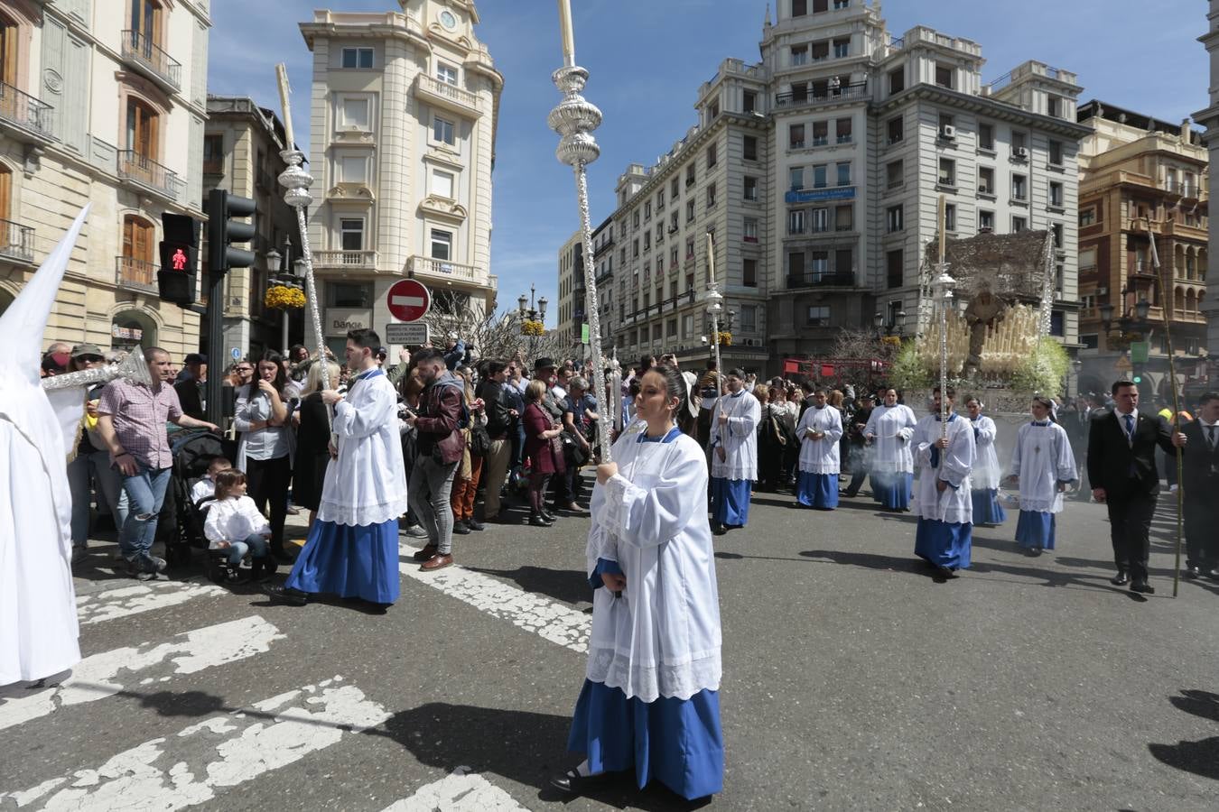 El paso de palio de Santa María del Triunfo es el último en recogerse, poniéndose con él fin a la Semana Santa de Granada cada año. Llama la atención, en el exorno floral del palio, la utilización que se hace no solo de flores, sino también de distintas frutas como manzanas, uvas, etc. Álvaro Abril es su creador.