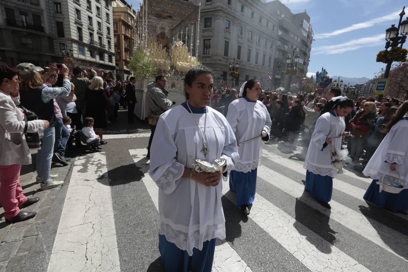 El paso de palio de Santa María del Triunfo es el último en recogerse, poniéndose con él fin a la Semana Santa de Granada cada año. Llama la atención, en el exorno floral del palio, la utilización que se hace no solo de flores, sino también de distintas frutas como manzanas, uvas, etc. Álvaro Abril es su creador.