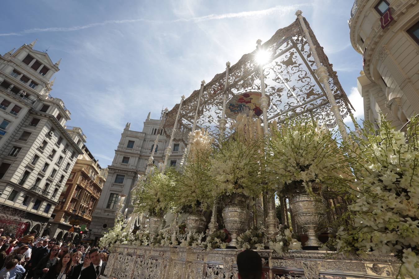 El paso de palio de Santa María del Triunfo es el último en recogerse, poniéndose con él fin a la Semana Santa de Granada cada año. Llama la atención, en el exorno floral del palio, la utilización que se hace no solo de flores, sino también de distintas frutas como manzanas, uvas, etc. Álvaro Abril es su creador.