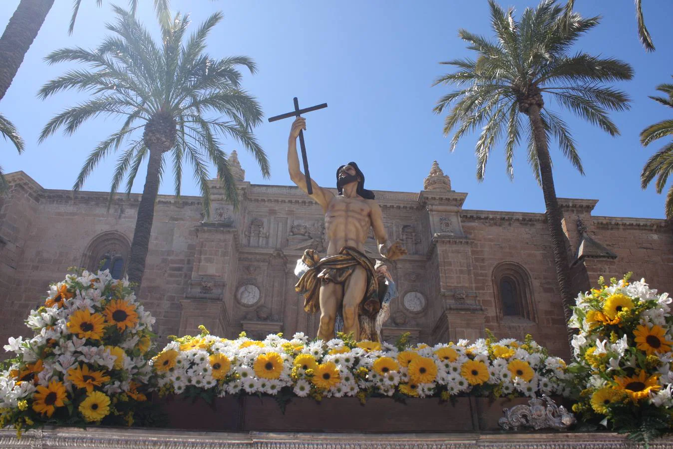 El Domingo de Resurrección en la capital se levantó apacible y soleado, un día totalmente primaveral para recibir a Cristo resucitado 