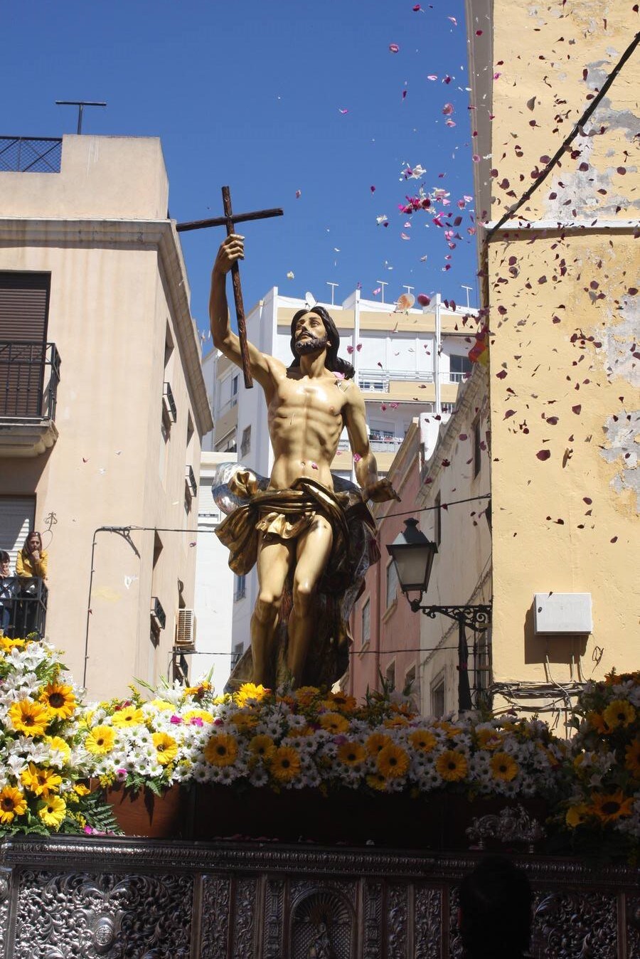 El Domingo de Resurrección en la capital se levantó apacible y soleado, un día totalmente primaveral para recibir a Cristo resucitado 