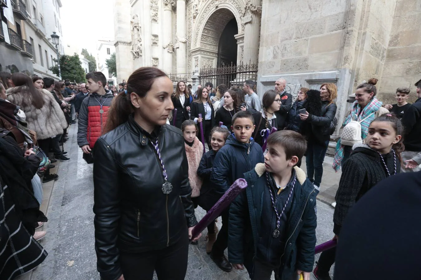 La cofradía llevaba desde el pasado Martes Santo en la Catedral tras tener problemas en la sujeción de la cruz al paso del Cristo