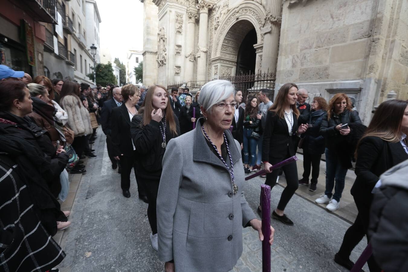 La cofradía llevaba desde el pasado Martes Santo en la Catedral tras tener problemas en la sujeción de la cruz al paso del Cristo