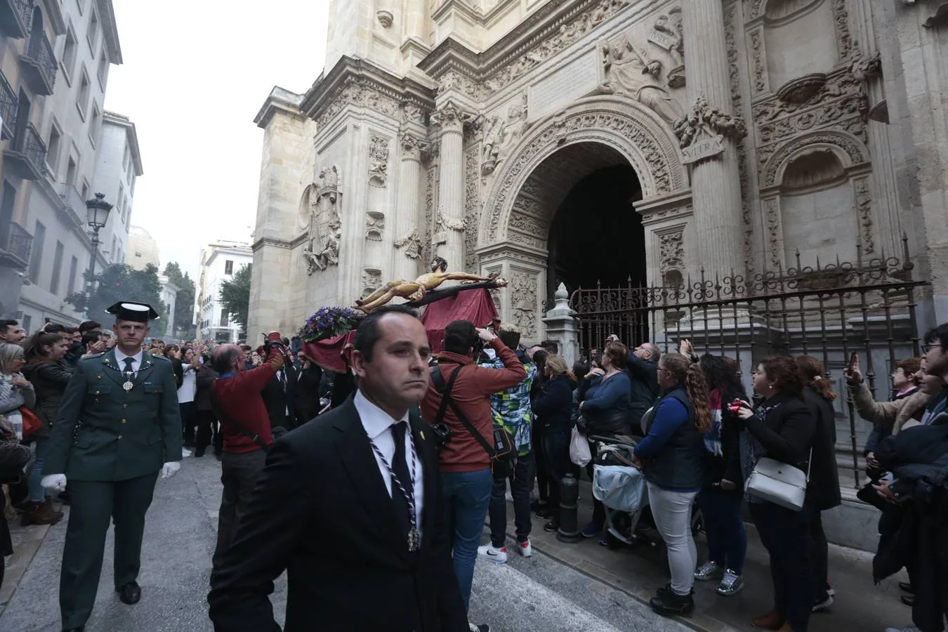 La cofradía llevaba desde el pasado Martes Santo en la Catedral tras tener problemas en la sujeción de la cruz al paso del Cristo