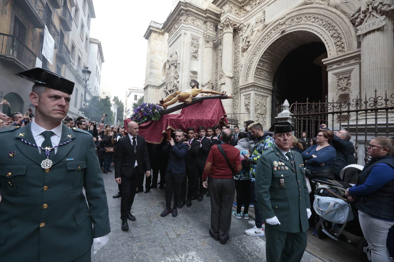 La cofradía llevaba desde el pasado Martes Santo en la Catedral tras tener problemas en la sujeción de la cruz al paso del Cristo